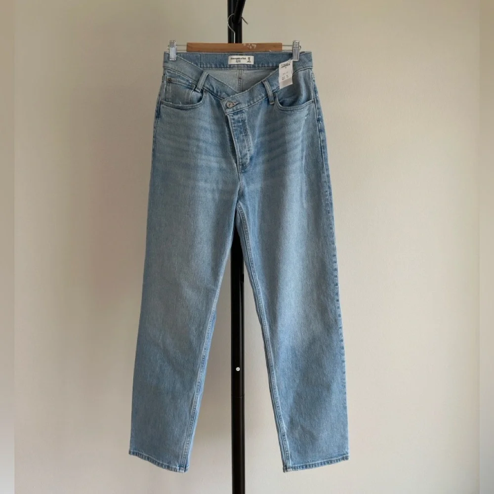 NWT Abercrombie & Fitch Women's The Dad High Rise Jeans Size 29/ 8R - Picture 3 of 7